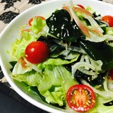 たっぷり食べたい！新玉ねぎとワカメのサラダ☆レタス